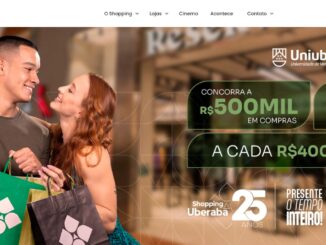 Um casal sorridente está em frente ao Shopping Uberaba. O homem segura sacolas de compras e um cartão de vale-compras. Ao fundo, há informações sobre uma promoção do shopping que oferece prêmios em dinheiro.