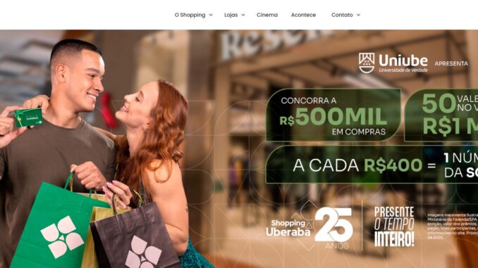 Um casal sorridente está em frente ao Shopping Uberaba. O homem segura sacolas de compras e um cartão de vale-compras. Ao fundo, há informações sobre uma promoção do shopping que oferece prêmios em dinheiro.